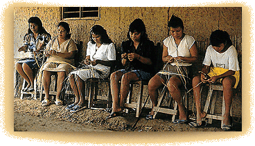 women braiding canaflecha